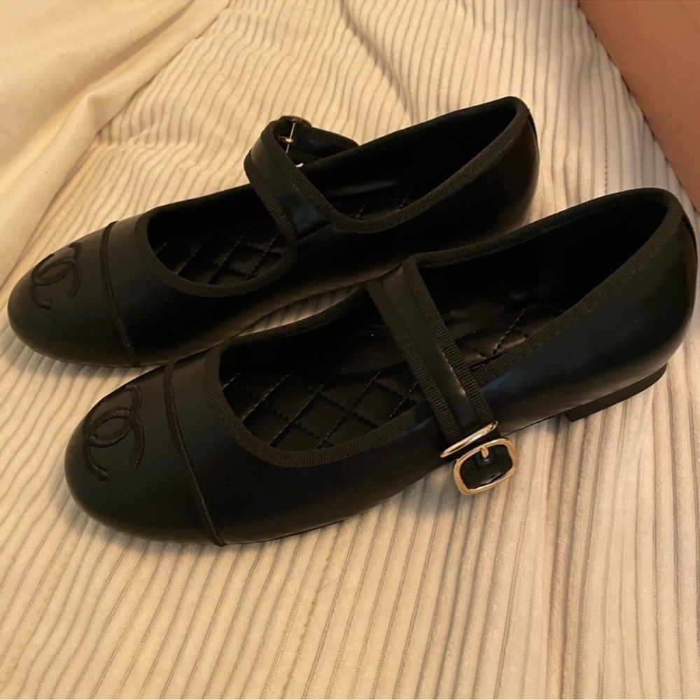 Elegant Black Flats with Textured Design